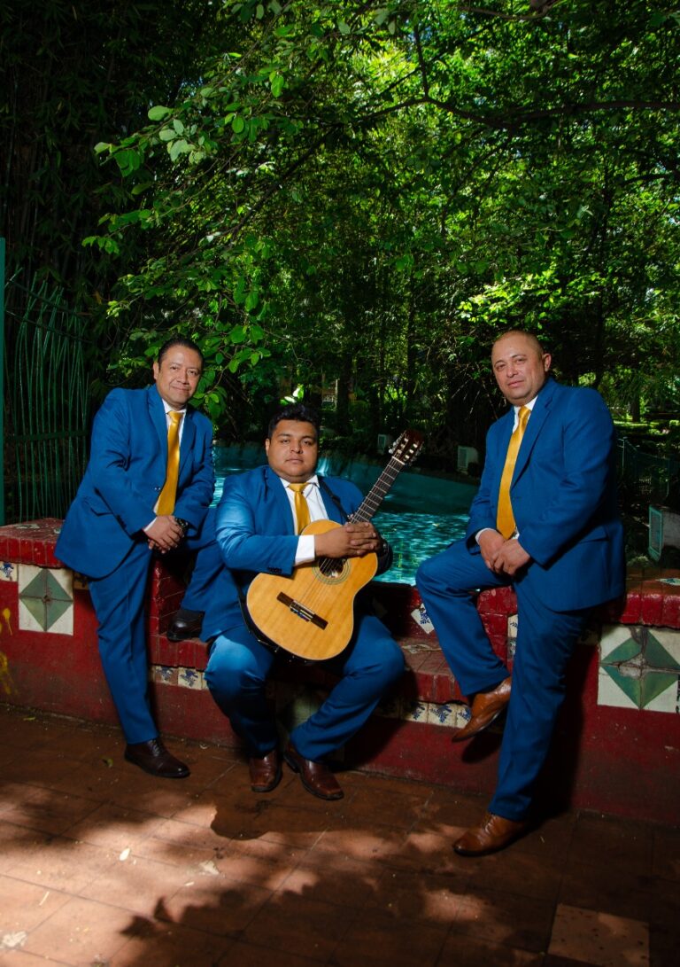 Grupos musicales de tres personas